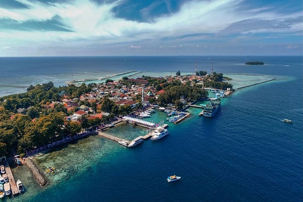 Dermaga dan suasana Pulau Pramuka Kepulauan Seribu